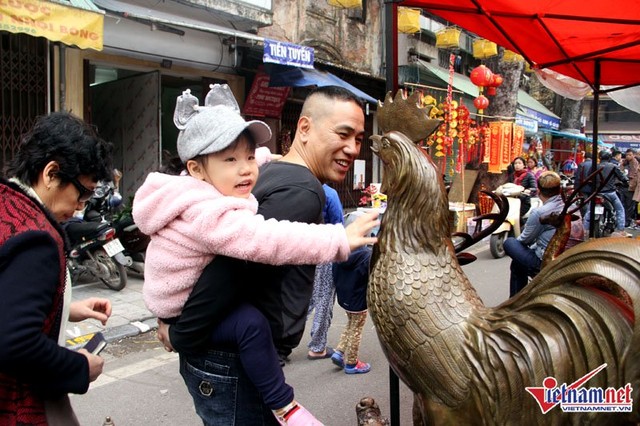 Người Hà Nội chen chân đi phiên chợ cuối cùng của năm ảnh 16