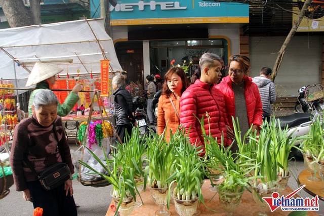Người Hà Nội chen chân đi phiên chợ cuối cùng của năm ảnh 19