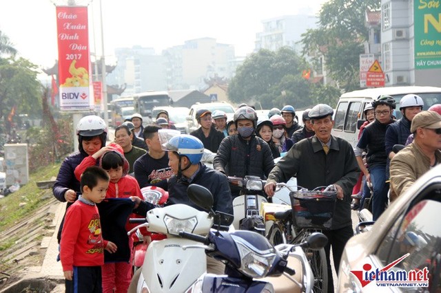 Người Hà Nội chen chân đi phiên chợ cuối cùng của năm ảnh 2