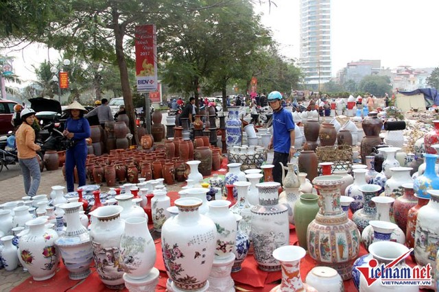 Người Hà Nội chen chân đi phiên chợ cuối cùng của năm ảnh 6