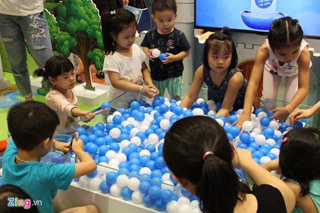 Trốn nóng, người Sài Gòn 'vây kín' trung tâm thương mại dịp lễ ảnh 3