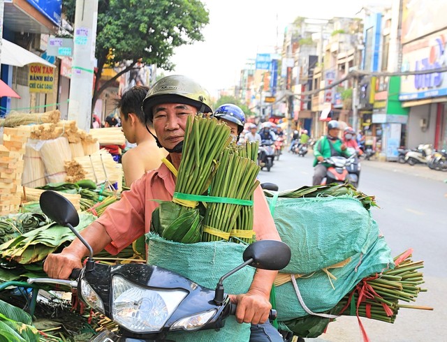 Chợ lá dong Sài Gòn hẩm hiu chiều Tết ảnh 1 Chợ lá dong Sài Gòn hẩm hiu chiều Tết ảnh 1