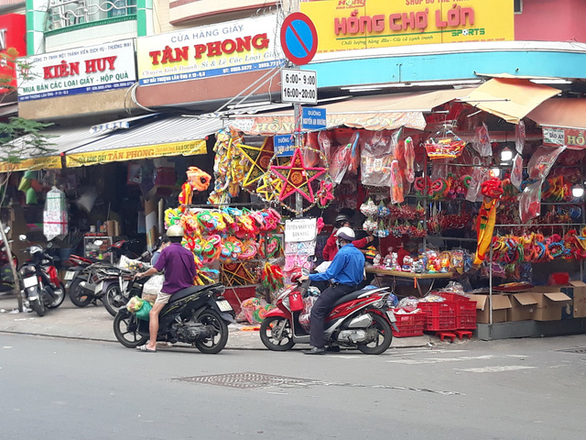 Lồng đèn gáo dừa, áo mặt trăng được tìm mua nhiều dịp trung thu ảnh 3 Lồng đèn gáo dừa, áo mặt trăng được tìm mua nhiều dịp trung thu ảnh 3