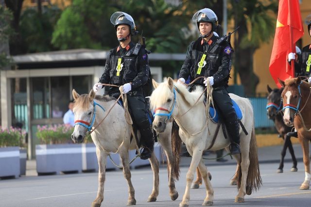 Đại biểu Quốc hội dự buổi diễu hành của Khối Cảnh sát cơ động Kỵ binh ảnh 1 Đại biểu Quốc hội dự buổi diễu hành của Khối Cảnh sát cơ động Kỵ binh ảnh 1