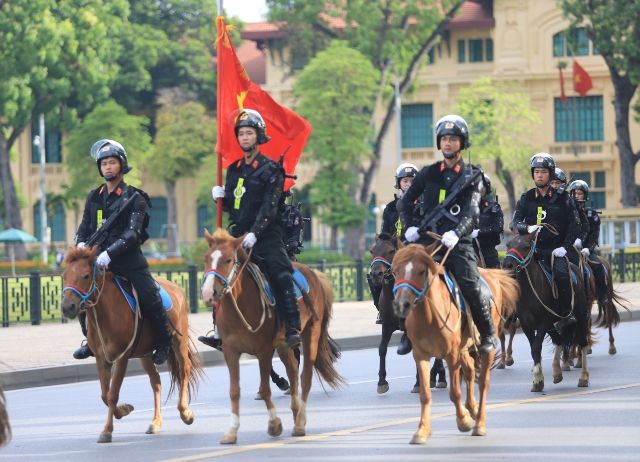 Đại biểu Quốc hội dự buổi diễu hành của Khối Cảnh sát cơ động Kỵ binh ảnh 2 Đại biểu Quốc hội dự buổi diễu hành của Khối Cảnh sát cơ động Kỵ binh ảnh 2