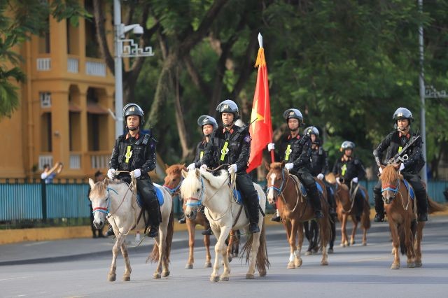 Đại biểu Quốc hội dự buổi diễu hành của Khối Cảnh sát cơ động Kỵ binh ảnh 3 Đại biểu Quốc hội dự buổi diễu hành của Khối Cảnh sát cơ động Kỵ binh ảnh 3