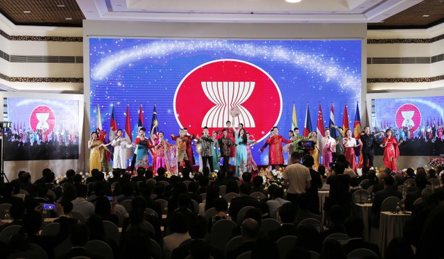 Thủ tướng: COVID-19 là phép thử để ASEAN khẳng định bản lĩnh ảnh 3 Thủ tướng: COVID-19 là phép thử để ASEAN khẳng định bản lĩnh ảnh 3