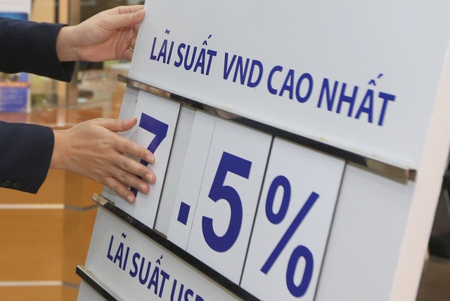 Lãi suất tiền gửi liên tục hạ từ khi dịch bùng phát