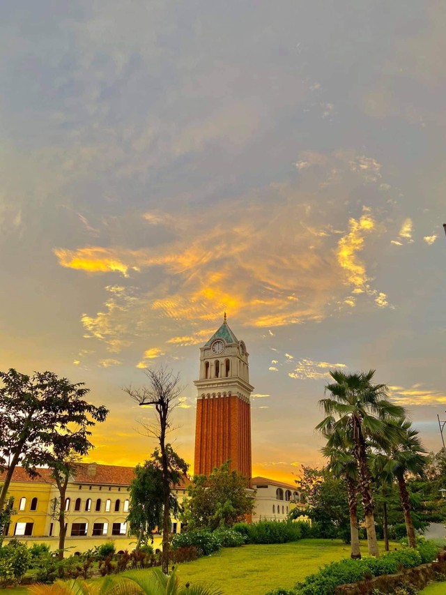 Tháp đồng hồ tại Central Village - Biểu tượng du lịch mới của Phú Quốc đã hoàn thiện Tháp đồng hồ tại Central Village - Biểu tượng du lịch mới của Phú Quốc đã hoàn thiện