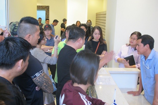 Việc chủ đầu tư chậm ra sổ hồng cho khách hàng là nguồn cơn của các tranh chấp, tụ tập đông người Việc chủ đầu tư chậm ra sổ hồng cho khách hàng là nguồn cơn của các tranh chấp, tụ tập đông người