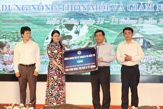 Công đoàn Bộ Kế hoạch và Đầu tư trao tặng 6 tỷ đồng để xóa 100 nhà tạm ở huyện Sốp Cộp.