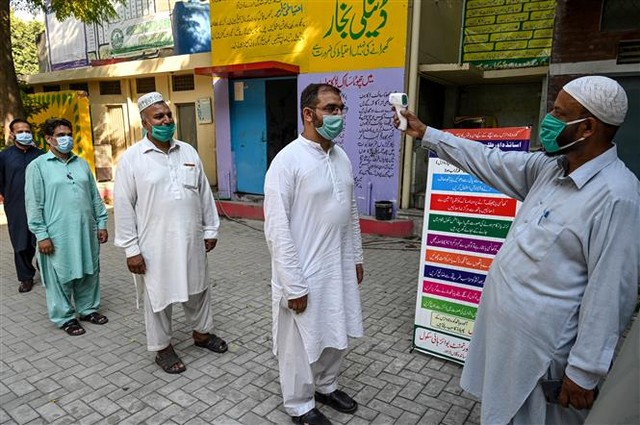 Kiểm tra thân nhiệt phòng lây nhiễm COVID-19 tại Lahore, Pakistan, ngày 12/9/2020. Ảnh: AFP/TTXVN Kiểm tra thân nhiệt phòng lây nhiễm COVID-19 tại Lahore, Pakistan, ngày 12/9/2020. Ảnh: AFP/TTXVN