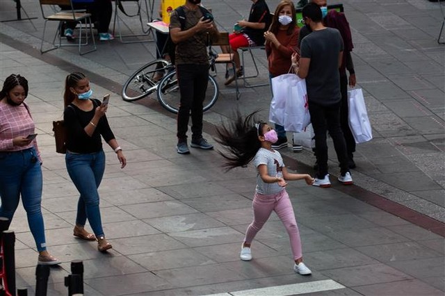 Người dân đeo khẩu trang phòng lây nhiễm COVID-19 tại New York, Mỹ, ngày 13/9/2020. Ảnh: THX/ TTXVN Người dân đeo khẩu trang phòng lây nhiễm COVID-19 tại New York, Mỹ, ngày 13/9/2020. Ảnh: THX/ TTXVN