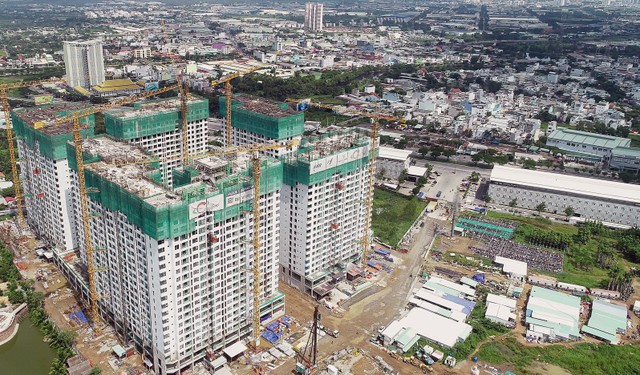 Akari City (8,5 ha – Bình Tân) đã cất nóc giai đoạn 1, dự kiến bàn giao quý 3/2021. Các căn hộ cuối cùng đang được chào bán và 14 căn thương mại tầng trệt dọc trục đại lộ thương mại lộ giới 42 m, diện tích trung bình mỗi căn 400 m2, mức giá khoảng 20 tỷ đồng/căn cũng dự kiến mở bán vào quý 4/2020. Akari City (8,5 ha – Bình Tân) đã cất nóc giai đoạn 1, dự kiến bàn giao quý 3/2021. Các căn hộ cuối cùng đang được chào bán và 14 căn thương mại tầng trệt dọc trục đại lộ thương mại lộ giới 42 m, diện tích trung bình mỗi căn 400 m2, mức giá khoảng 20 tỷ đồng/căn cũng dự kiến mở bán vào quý 4/2020.