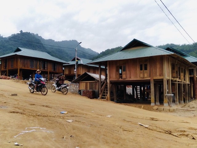 Quan Sơn là huyện miền núi cao biên giới nằm ở phía Tây Bắc của tỉnh Thanh Hoá, vùng đặc biệt khó khăn, dân số chủ yếu là người dân tộc Thái, Mường và Mông sinh sống Quan Sơn là huyện miền núi cao biên giới nằm ở phía Tây Bắc của tỉnh Thanh Hoá, vùng đặc biệt khó khăn, dân số chủ yếu là người dân tộc Thái, Mường và Mông sinh sống