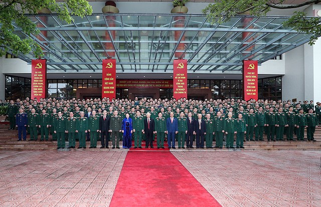 Tổng Bí thư, Chủ tịch nước Nguyễn Phú Trọng và các đại biểu tham dự Đại hội chụp ảnh lưu niệm (Ảnh: Cổng TTĐT Bộ Quốc phòng) Tổng Bí thư, Chủ tịch nước Nguyễn Phú Trọng và các đại biểu tham dự Đại hội chụp ảnh lưu niệm (Ảnh: Cổng TTĐT Bộ Quốc phòng)