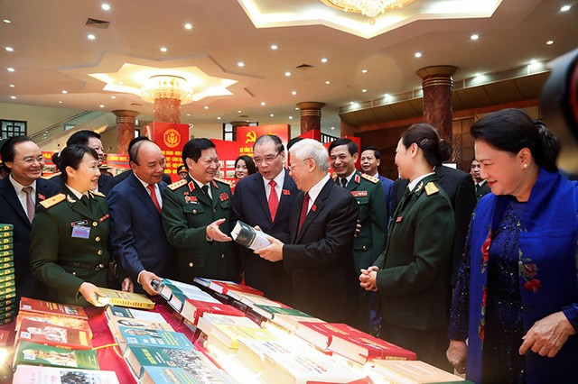 Tổng Bí thư, Chủ tịch nước Nguyễn Phú Trọng và các đại biểu tham quan triển lãm tại Đại hội (Ảnh: Cổng TTĐT Bộ Quốc phòng) Tổng Bí thư, Chủ tịch nước Nguyễn Phú Trọng và các đại biểu tham quan triển lãm tại Đại hội (Ảnh: Cổng TTĐT Bộ Quốc phòng)