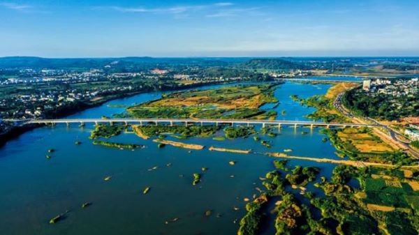 Bà Bùi Thị Quỳnh Vân mong có sự thấu hiểu, sẻ chia để đưa kinh tế-xã hội Quảng Ngãi đến với mục tiêu nhanh hơn, thành quả to lớn hơn... Bà Bùi Thị Quỳnh Vân mong có sự thấu hiểu, sẻ chia để đưa kinh tế-xã hội Quảng Ngãi đến với mục tiêu nhanh hơn, thành quả to lớn hơn...