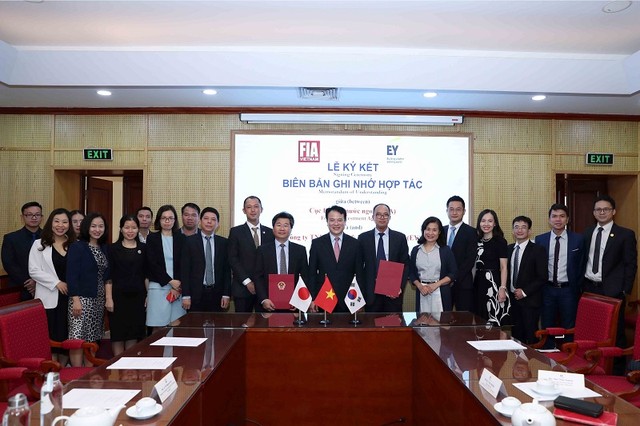 Thứ trưởng Trần Quốc Phương chứng kiến lễ ký kết giữa Cục Đầu tư nước ngoài và Ernst & Young Vietnam (Ảnh: Đức Trung) Thứ trưởng Trần Quốc Phương chứng kiến lễ ký kết giữa Cục Đầu tư nước ngoài và Ernst & Young Vietnam (Ảnh: Đức Trung)