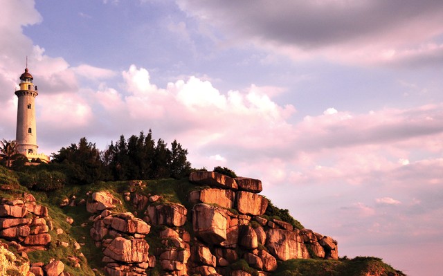 Bình minh tuyệt đẹp chiếu rọi ngọn hải đăng Mũi Điện. Ảnh: Shutterstock Bình minh tuyệt đẹp chiếu rọi ngọn hải đăng Mũi Điện. Ảnh: Shutterstock