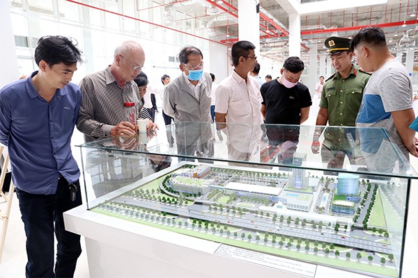 Người dân hào hứng tham quan bến xe mới trong ngày đầu mở cửa đón khách. Người dân hào hứng tham quan bến xe mới trong ngày đầu mở cửa đón khách.