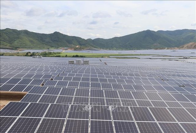 Hệ thống pin năng lượng mặt trời tại dự án điện Hòa Hội (Ảnh: TTXVN) Hệ thống pin năng lượng mặt trời tại dự án điện Hòa Hội (Ảnh: TTXVN)