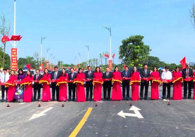 Các địa biểu cắt băng thông xe kỹ thuật tuyến đường Ỷ Lan, đoạn từ Dốc Lời đến ngã tư đường 181. Các địa biểu cắt băng thông xe kỹ thuật tuyến đường Ỷ Lan, đoạn từ Dốc Lời đến ngã tư đường 181.