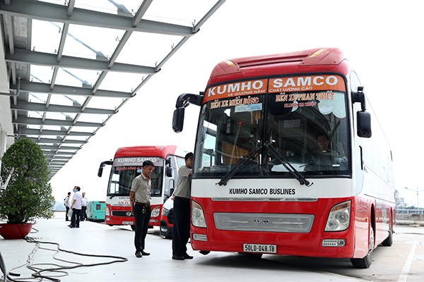 Để việc di dời mang lại hiệu quả, trong thời gian đầu các đơn vị vận tải thuộc diện di dời ở giai đoạn 1 tạm thời lưu đậu xe khách để đón trả khách tại Bến xe Miền Đông hiện hữu trước khi đến Bến xe Miền Đông mới hoàn tất các thủ tục xuất bến theo quy định. Để việc di dời mang lại hiệu quả, trong thời gian đầu các đơn vị vận tải thuộc diện di dời ở giai đoạn 1 tạm thời lưu đậu xe khách để đón trả khách tại Bến xe Miền Đông hiện hữu trước khi đến Bến xe Miền Đông mới hoàn tất các thủ tục xuất bến theo quy định.