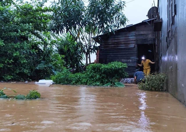 Người dân Quảng Nam chật vật trong nước lũ. Người dân Quảng Nam chật vật trong nước lũ.