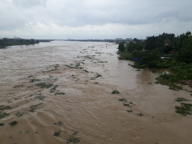 Nước lũ đang tràn về thành phố Đà Nẵng. Nước lũ đang tràn về thành phố Đà Nẵng.