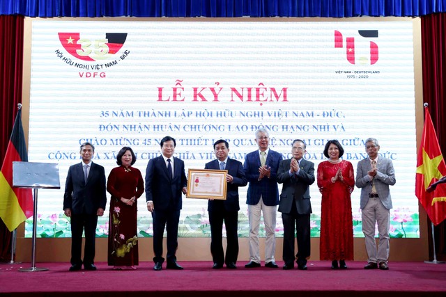 Phó Thủ tướng Trịnh Đình Dũng trao tặng Huân chương Lao động hạng Nhì cho Hội Hữu nghị Việt Nam - Đức