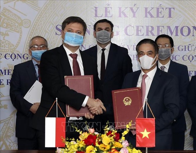 Thứ trưởng Bộ Tài chính Việt Nam Trần Xuân Hà và Đại sứ đặc mệnh toàn quyền Ba Lan tại Việt Nam Wojciech Gerwel (thừa ủy quyền Bộ trưởng Tài chính Ba Lan) trao Bản ghi nhớ. Ảnh: Phạm Hậu/TTXVN Thứ trưởng Bộ Tài chính Việt Nam Trần Xuân Hà và Đại sứ đặc mệnh toàn quyền Ba Lan tại Việt Nam Wojciech Gerwel (thừa ủy quyền Bộ trưởng Tài chính Ba Lan) trao Bản ghi nhớ. Ảnh: Phạm Hậu/TTXVN