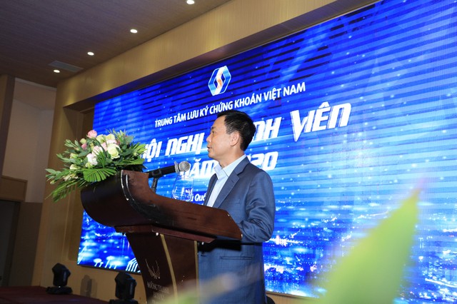 Ông Trần Văn Dũng, Chủ tịch UBCK phát biểu chỉ đạo tại Hội nghị Ông Trần Văn Dũng, Chủ tịch UBCK phát biểu chỉ đạo tại Hội nghị