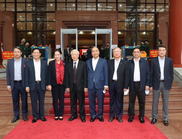 Tổng bí thư, Chủ tịch nước Nguyễn Phú Trọng, Thủ tướng Chính phủ Nguyễn Xuân Phúc, Chủ tịch Quốc hội Nguyễn Thị Kim Ngân, Thường trực Ban Bí thư Trần Quốc Vượng với các đại biểu tại hội nghị (Ảnh: TTXVN)