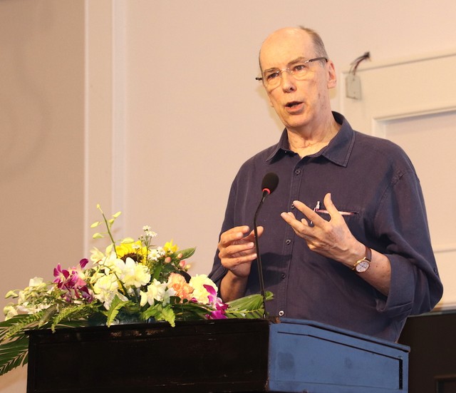 Ông Ian Hamilton, chuyên gia đánh giá biến đổi khí hậu (đại diện Royal Haskoning DHV) chia sẻ tại hội thảo tham vấn (Ảnh: HP).