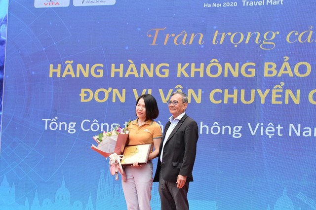 Ông Nguyễn Hữu Thọ, Chủ tịch Hiệp hội Du lịch Việt Nam trao kỷ niệm chương cho Vietnam Airline. (Ảnh: Tuấn Nam) Ông Nguyễn Hữu Thọ, Chủ tịch Hiệp hội Du lịch Việt Nam trao kỷ niệm chương cho Vietnam Airline. (Ảnh: Tuấn Nam)
