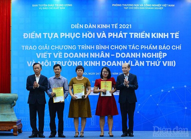 Tác giả Anh Hoa (đứng giữa), Báo Đầu tư với Tác phẩm &quot;Jang Kều: Để một Việt Nam không ngừng mơ ước…&quot;.