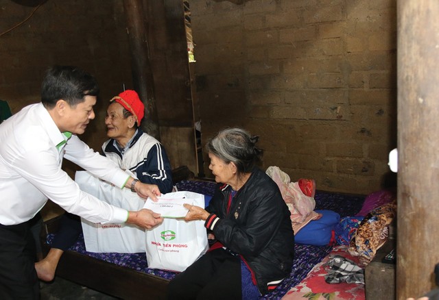 Đoàn thiện nguyện của Nhựa Tiền Phong trực tiếp đến thăm, động viên và tặng quà các hộ dân tại miền Trung trong đợt bão lũ vừa qua Đoàn thiện nguyện của Nhựa Tiền Phong trực tiếp đến thăm, động viên và tặng quà các hộ dân tại miền Trung trong đợt bão lũ vừa qua