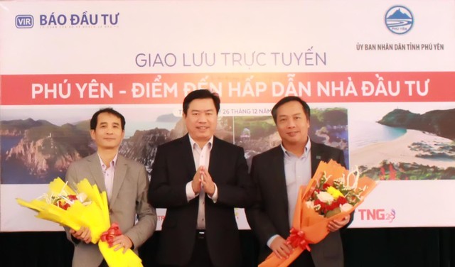 Ông Trần Hữu Thế, Chủ tịch UBND tỉnh Phú Yên tặng hoa cám ơn Ban Biên tập Báo Đầu tư đã phối hợp tổ chức thành công Chương trình giao lưu trực tuyến &quot;Phú Yên - Điểm đến hấp dẫn nhà đầu tư&quot;