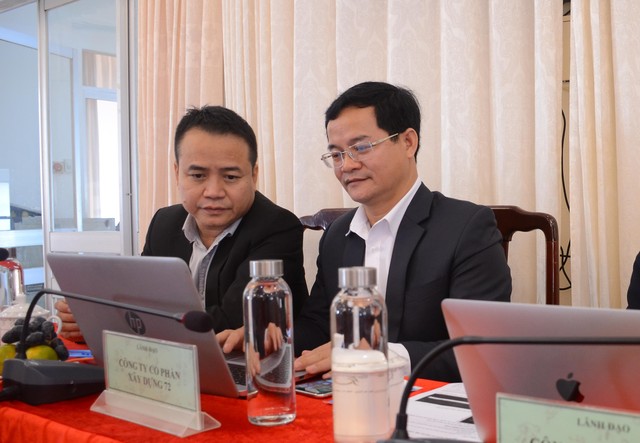 Ông Lê Văn Thiện (bên phải ảnh) trả lời câu hỏi của độc giả.