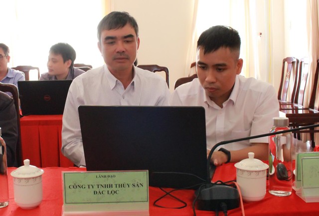 Ông Lê Hữu Tình (bên trái ảnh) trả lời câu hỏi của độc giả.