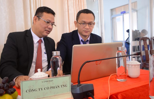 Ông Lê Huy Khiêm (bên trái ảnh) trả lời câu hỏi của độc giả.