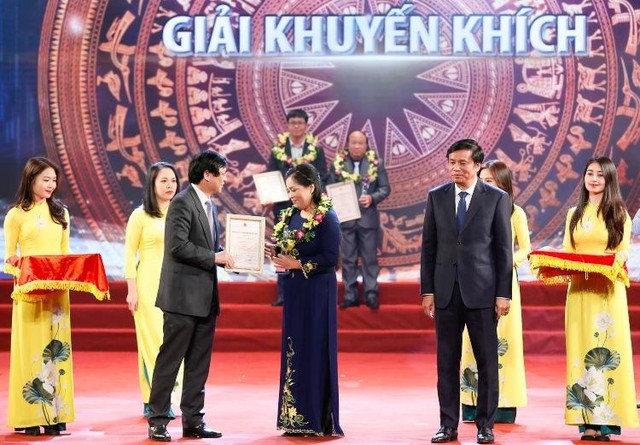 Nhà báo Nguyễn Thúy Hòa (Báo Đầu tư) nhận Giải Khuyến khích với Loạt bài 4 kỳ Kinh tế 5 năm và cú sốc Covid-19 Nhà báo Nguyễn Thúy Hòa (Báo Đầu tư) nhận Giải Khuyến khích với Loạt bài 4 kỳ Kinh tế 5 năm và cú sốc Covid-19