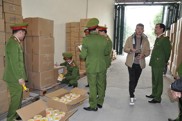 Lực lượng chức năng kiểm tra kho chứa hàng tại số 606 Đường Trần Hưng Đạo, phường Ngọc Châu, TP Hải Dương. Ảnh: congan.haiduong.gov.vn Lực lượng chức năng kiểm tra kho chứa hàng tại số 606 Đường Trần Hưng Đạo, phường Ngọc Châu, TP Hải Dương. Ảnh: congan.haiduong.gov.vn