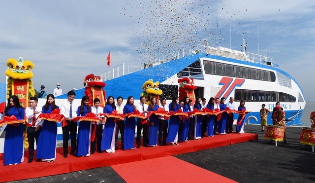 Tuyến phà biển từ Cần Giờ đi TP. Vũng Tàu cũng giúp rút ngắn thời gian 30 phút, tạo điều kiện cho huyện Cần Giờ kết nối giao thông thuận lợi, phát triển kinh tế xã hội, đặc bệt là lĩnh vực du lịch. Ảnh: T.Dung. Tuyến phà biển từ Cần Giờ đi TP. Vũng Tàu cũng giúp rút ngắn thời gian 30 phút, tạo điều kiện cho huyện Cần Giờ kết nối giao thông thuận lợi, phát triển kinh tế xã hội, đặc bệt là lĩnh vực du lịch. Ảnh: T.Dung.