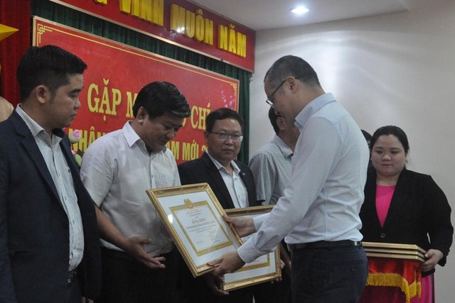 Bí thư Tỉnh uỷ Phú Yên Phạm Đại Dương tặng bằng khen cho Văn phòng Báo Đầu tư khu vực miền Trung – Tây Nguyên..