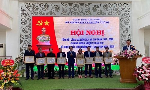 Ông Nguyễn Cao Thắng, Giám đốc Sở TTTT Hải Dương trao kỷ niệm chương “Vì sự nghiệp Thông tin và Truyền thông” cho đại diện cá nhân, tập thể có nhiều đóng góp Ông Nguyễn Cao Thắng, Giám đốc Sở TTTT Hải Dương trao kỷ niệm chương “Vì sự nghiệp Thông tin và Truyền thông” cho đại diện cá nhân, tập thể có nhiều đóng góp
