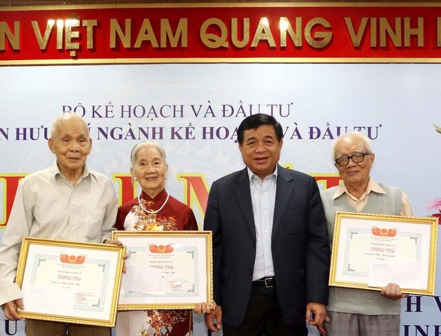 Bộ trưởng Nguyễn Chí Dũng tặng quà mừng thọ các cán bộ hưu trí 85 tuổi (Ảnh: Lê Toàn).