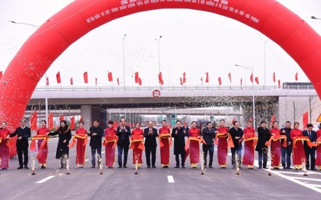 Thủ tướng Nguyễn Xuân Phúc và các đại biểu cắt băng khánh thành dự án đầu tư xây dựng hoàn chỉnh theo quy hoạch nút giao đường Vành đai 3 với đường cao tốc Hà Nội - Hải Phòng, sáng 9/1.