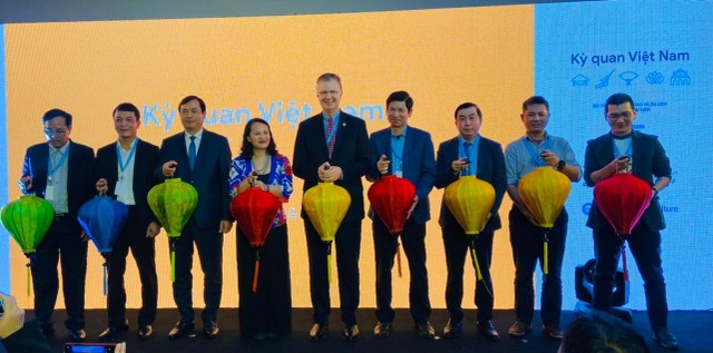 Các đại biểu ra mắt dự án Kỳ quan Việt Nam trên nền tảng trực tuyến.